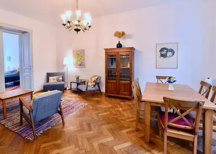 & Charming Viennese Flat
