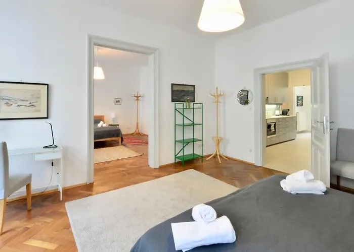 & Charming Viennese Flat *